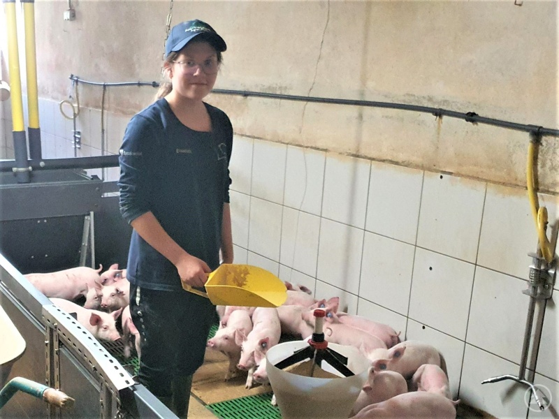 Die Mädchen Lena (Bild 1) und Ronja (Bild 2) aus dem Landkreis Passau nutzten die Chance, zwei tierhaltende Betriebe näher kennenzulernen.