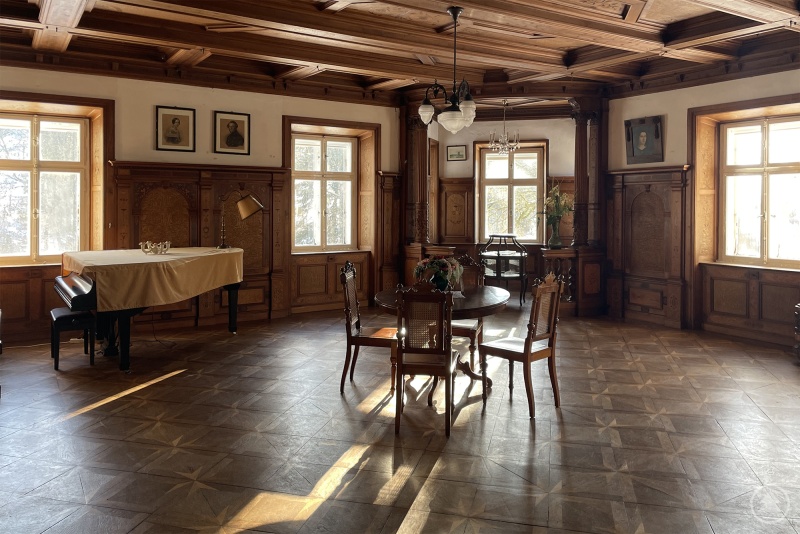 Vieles im Schloss ist noch im Originalzustand, wie hier der Konzertsaal.