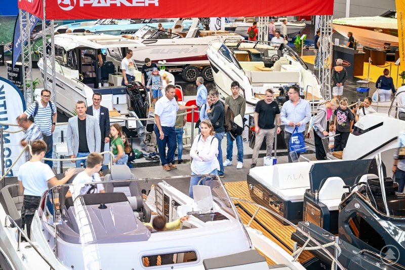 Besucher am Stand von Pro Nautik