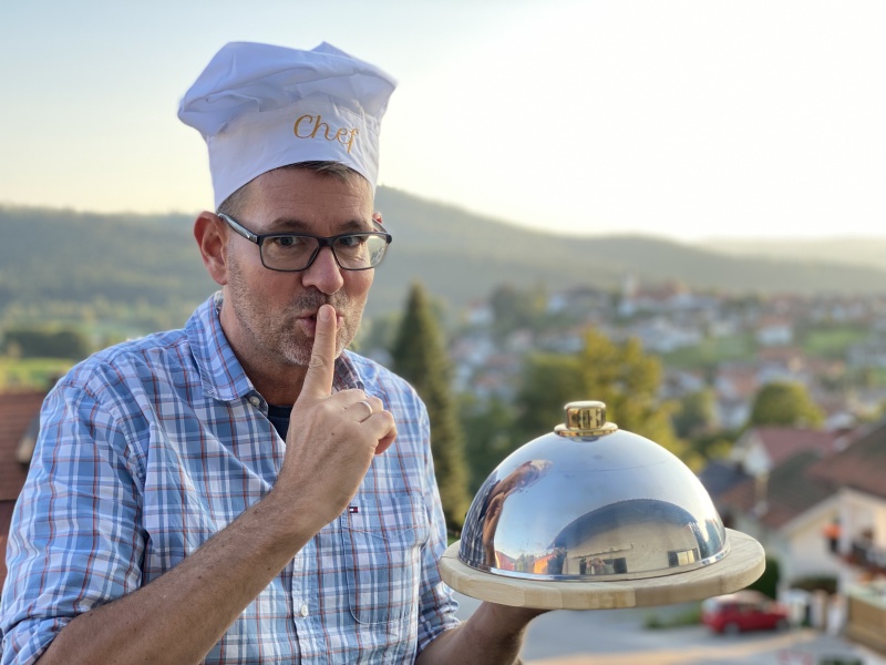 Flyer/Grafik zum Event: Buchpremiere zum neuen Kochbuch „Hetero-Haxe“ am Mi., 22.05.2024 ab 19:00 Uhr