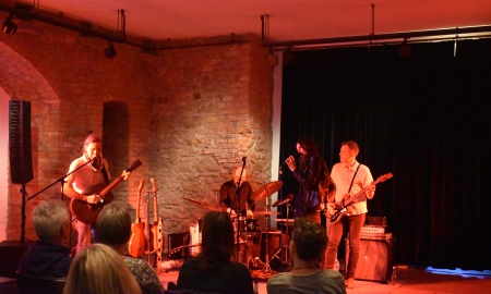 Goldener Tourauftakt im Kapuzinerstadl: Susan Wolf und Band verzaubern ihr Deggendorfer Publikum