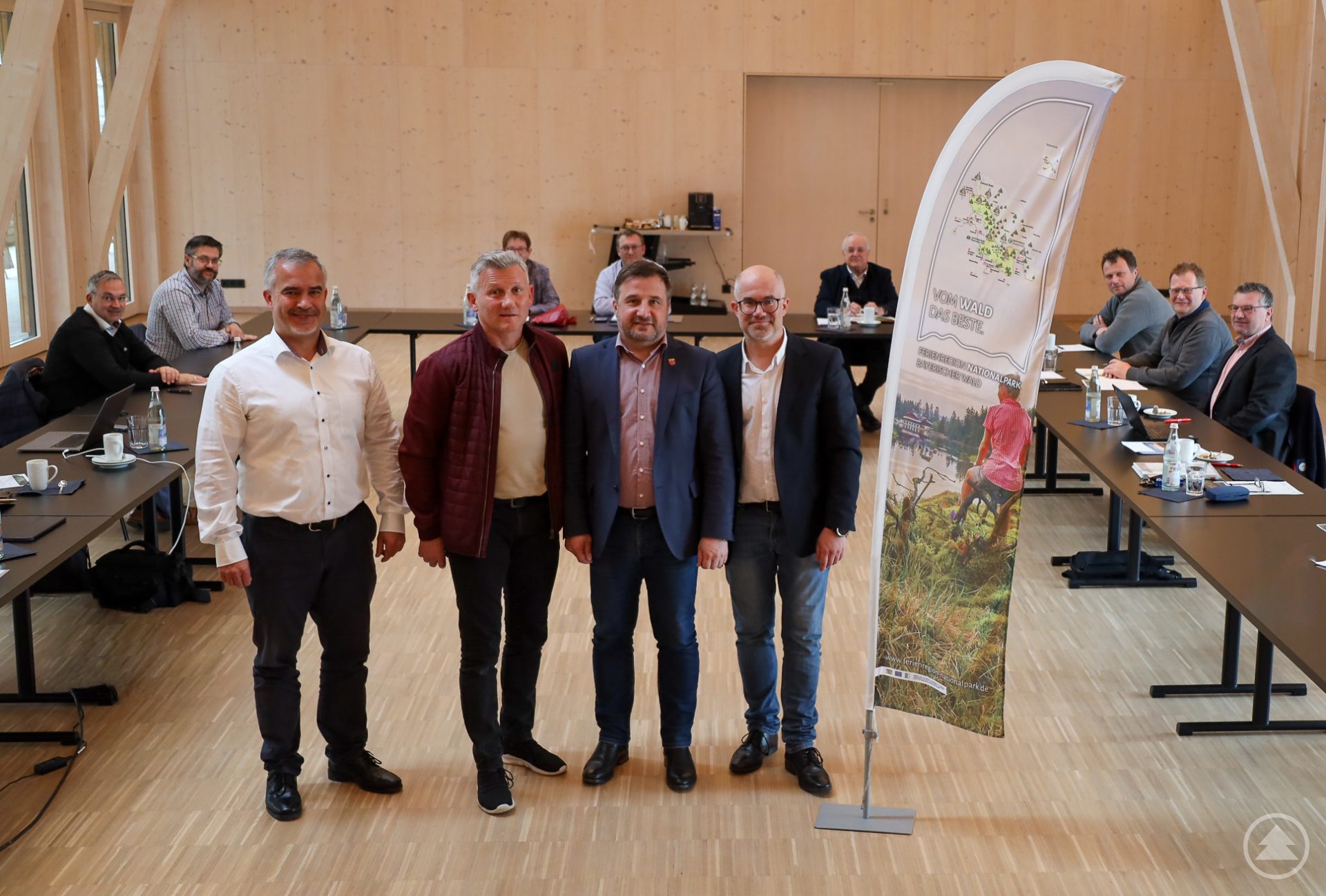Bei der Aufsichtsratssitzung der Ferienregion Nationalpark Bayerischer Wald am vergangenen Mittwoch wurde der Aufsichtsratsvorsitzende und seine Stellvertreter neu gewählt. (v.l. Stellvertretender Aussichtsrat und 1. Bürgermeister der Mitgliedsgemeinde Bayerisch Eisenstein Michael Herzog, neuer Aufsichtsratsvorsitzender und 1. Bürgermeister der Mitgliedsgemeinde Neuschönau Alfons Schinabeck, Stellvertretender Aufsichtsratsvorsitzender und 1. Bürgermeister der Glasstadt Zwiesel Karl-Heinz Eppinger und Geschäftsführer der Ferienregion Robert Kürzinger. Ebenfalls Anwesend waren 1. Bürgermeister der Mitgliedsgemeinde Hohenau Josef Gais, Vorsitzender des Fachbeirates Alois Grobauer, 3. Bürgermeisterin der Mitgliedsgemeinde St. Oswald-Riedlhütte Monika Lang, 2. Bürgermeister der Mitgliedsgemeinde Spiegelau Günther Nama, 1. Bürgermeister der Mitgliedsgemeinde Eppenschlag Peter Schmid, 1. Bürgermeister der Mitgliedsgemeinde Lindberg Gerd Lorenz, 1. Bürgermeister der Mitgliedsgemeinde Frauenau Fritz Schreder und 1. Bürgermeister der Mitgliedsgemeinde Kirchdorf im Wald Alois Wildfeuer)
