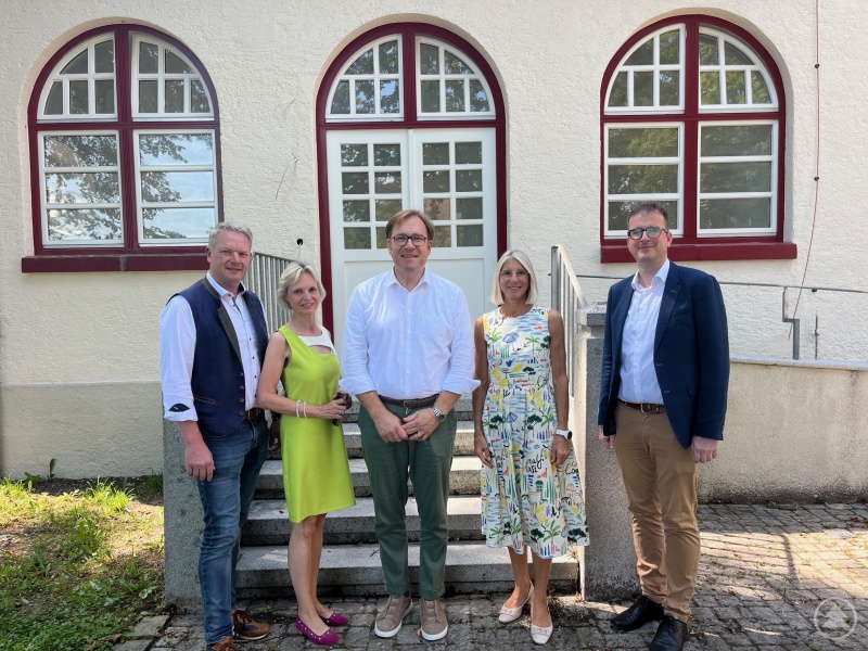 Besichtigten die Baustelle der Artothek (von links): Bezirksrat Franz Schreyer, Bezirksrätin Cornelia Wasner-Sommer, Bezirkstagsvizepräsident Dr. Thomas Pröckl, Bezirksrätin Renate Wasmeier und Bezirksheimatpfleger Dr. Clemens Knobling