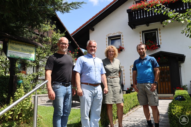 Begeistert von der gelungenen Aktion. (v.l. Robert Kürzinger (Geschäftsführer Ferienregion Nationalpark Bayerischer Wald GmbH) Michael Herzog (Erster Bürgermeister der Gemeinde Bayerisch Eisenstein), Karin Zitzelsberger (Haus Kuchler in Bayerisch Eisenstein), Mario Felgenhauer (woidlife photography)