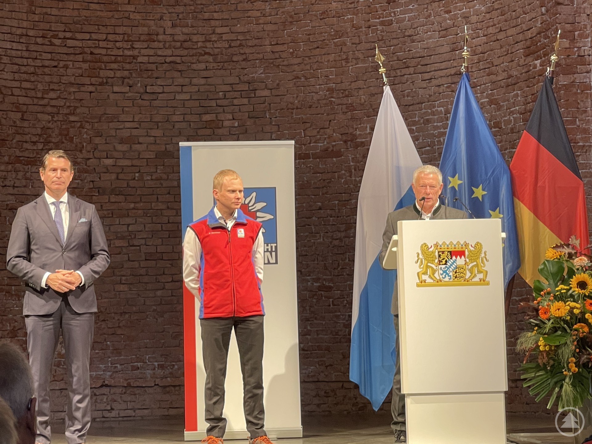 Laudatio von links: Eric Beißwenger, Bay. Europaminister – Matthias Stockbauer - Thomas Lobensteiner, Vorsitzender der Bergwacht Bayern