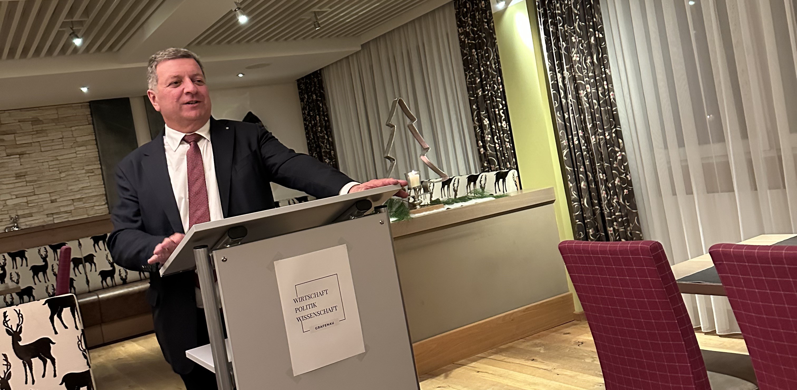 Staatsminister Bernreiter zeigte in seiner Rede Lösungsansätze für die wichtigsten aktuellen Herausforderungen der regionalen Wirtschaft auf