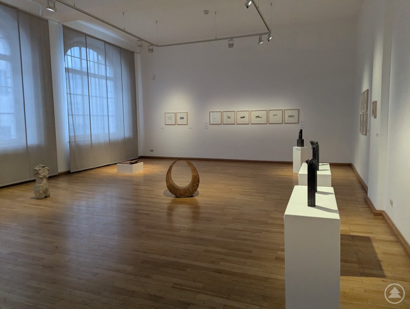 Arbeiten, die zu verschmelzen scheinen: Haller und Bachinger gehen im Stadtmuseum in den stillen Dialog Blick in die Sonderausstellung Haller und Bachinger Stadtgalerie