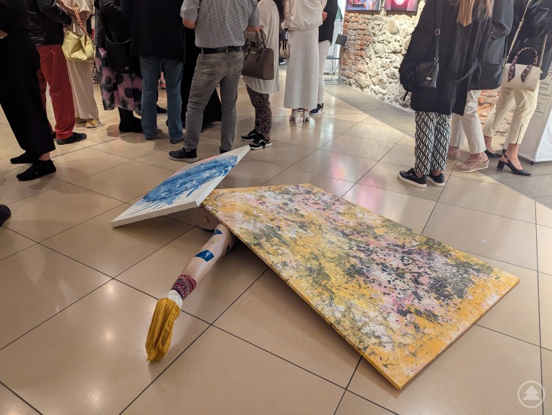 Installation mit zwei Gemälden und Kunstfuß 