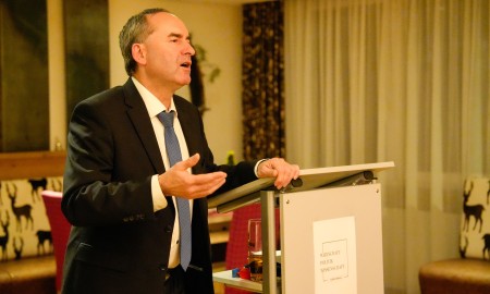 Wirtschaftsgipfel Grafenau: Minister Aiwanger diskutiert Herausforderungen der Region