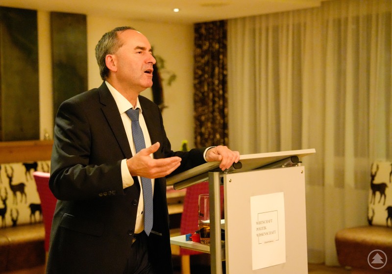 Bei der Übergabe des Grafenauer Stadtbären an den Minister: Bürgermeister Alexander Mayer, Wirtschaftsminister Hubert Aiwanger, Initiator Edi Hable und Organisator Jürgen Greipl. Bei der Übergabe des Grafenauer Stadtbären an den Minister: Bürgermeister Alexander Mayer, Wirtschaftsminister Hubert Aiwanger, Initiator Edi Hable und Organisator Jürgen Greipl.