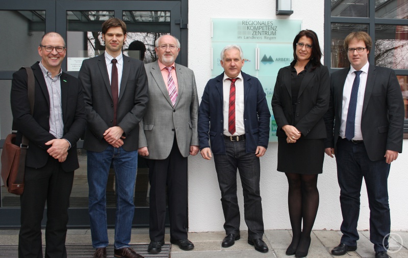 v.l.: EUREGIO-Geschäftsführer Kaspar Sammer, Regionalmanagement-Koordinator Sebastian Bauer (Regierung von Niederbayern), Erich Muhr, weiterer Stellvertreter des Landrats, ARBERLAND REGio GmbH-Geschäftsführer Herbert Unnasch, Ministerialreferentin Diana Schultes (Bay. Staatsministerium der Finanzen, für Landesentwicklung und Heimat), Regionalmanager Stephan Lang