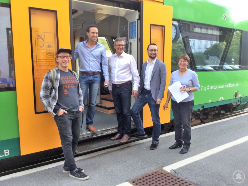 Martin Hagen (2.v.l.) und Alexander Muthmann (3.v.l) mit Mitgliedern von Go-VIT. Ihr Thema: die Zugstrecke Viechtach-Gotteszell muss in den Regelbetrieb überführt werden!