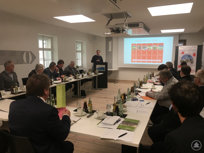 Projektmanager der Ökomodellregion Gerhard Falter bei der Vorstellung des Weidefleisch-Projektes vor dem Vorstandsgremium der ILE Ilzer Land