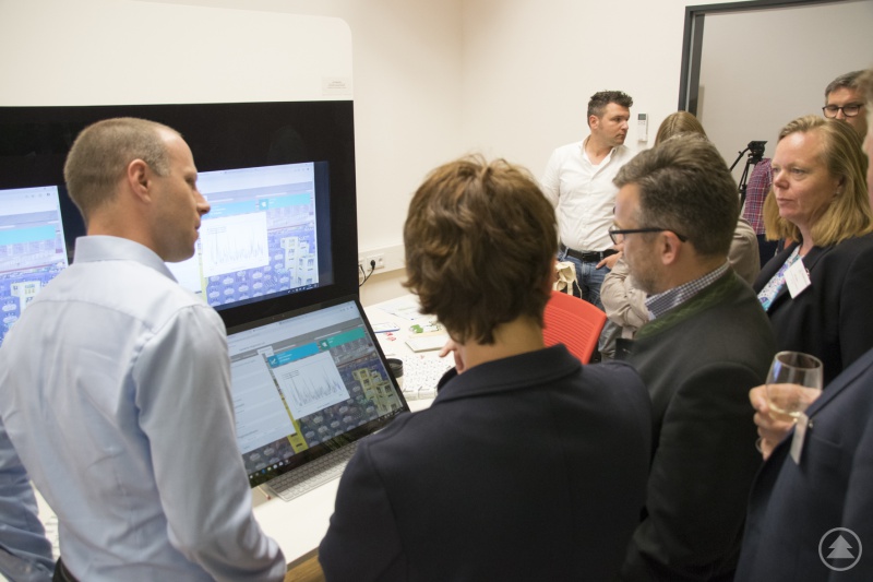 Die Besucher erkunden die Praxisbeispiele im Demonstrationslabor.