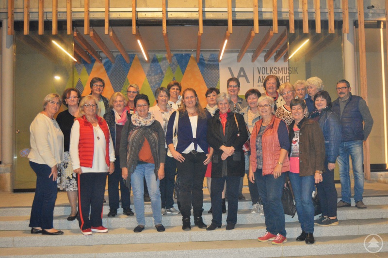 Zu Besuch in der Volksmusikakademie: Die Vorstandschaft der Frauen-Union um die Vorsitzende und stellvertretende Landrätin Helga Weinberger mit Stadtrat Otto Christoph.