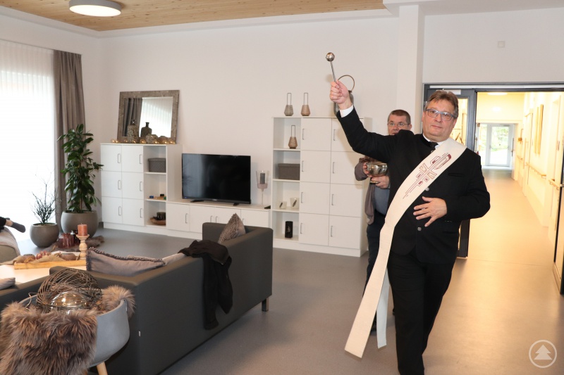 Der Bischöflich Beauftragte für die Caritas, Diakon Konrad Niederländer, segnet die neuen Räume.