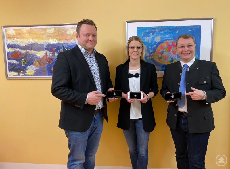 Sie unterstützen den BBSB mit einer der akustischen JWU-Liste als mp3-Datei v.l. Stefan Behringer (Schnitt), Lisa Tiefenböck (Sprecherin) und der JWU-Kreisvorsitzende Sebastian Schlutz.