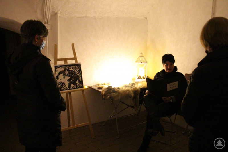 Viel Atmosphäre kam im Schloss Wolfstein auf, als Ramona Kesten in schummrigem Licht vom „Woidhausmich“ erzählte. Die Abbildung des Werwolfs trug zur Stimmung bei und faszinierte Jung und Alt.