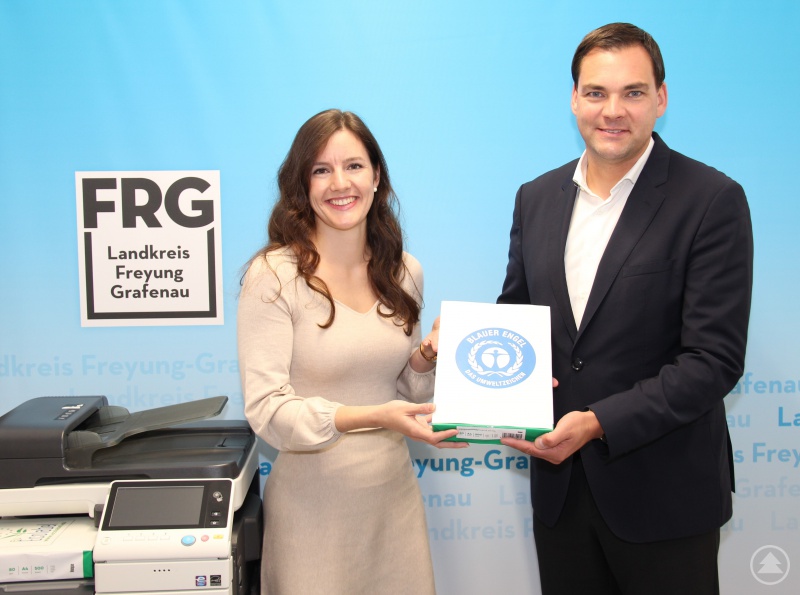Über die deutliche Steigerung des Anteils von Recyclingpapier im Landkreis Freyung-Grafenau und die damit verbundene Auszeichnung „Aufsteiger des Jahres“ freuen sich Landrat Sebastian Gruber und Landkreis-Klimaschutzmanagerin Verena Holzbauer. Das Foto ist im Herbst entstanden. Die abgebildeten Personen waren zu diesem Zeitpunkt geimpft, genesen oder getestet.