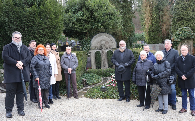 Oberbürgermeister Jürgen Dupper mit den Angehörigen von Dr. Billinger und Fraktionsführer der Stadt Passau