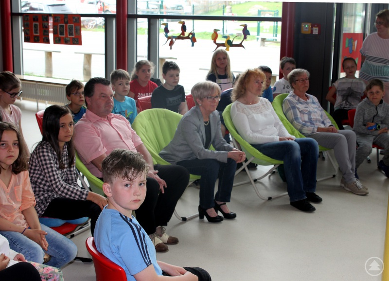 Die Lesepaten (v.li.) Bürgermeister Alois Wildfeuer, Landrätin Rita Röhrl, Elisabeth Eckerl und Ursula Jürgensen inmitten der Grundschüler.