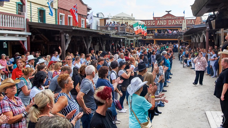 15 Jahre Internationales Line Dance Weekend. Mit Benefiztanz auf der Main Street, Tanzworkshops, Live Bands und Showeinlagen.