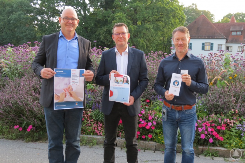 v. li. Hans Peter Hartl, stellv. Pflegedirektor, Uwe Böttcher, Krankenhausdirektor, Kurt Kroner M.A., Qualitätskoordinator