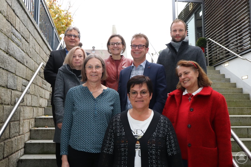 Dank für 40 Jahre im Einsatz der Caritas für die Menschen. V.li.:  Renate Steininger (Seniorenheim Hauzenberg), Evi Hecker (Kita St. Bartholomäus, Passau), Brigitta Bergauer (Kita St. Magdalena, Hutthurm), Erwin Seidl (Caritas-Zentrale Passau), Rita Späth (Seniorenheim Passau-Mariahilf), Dahinter Caritasdirektorin Mag.a (FH) Andrea Anderlik, MSc, der Bischöflich Beauftragte, Diakon Konrad Niederländer und der Abteilungsleiter Personal Thomas Furthmeier