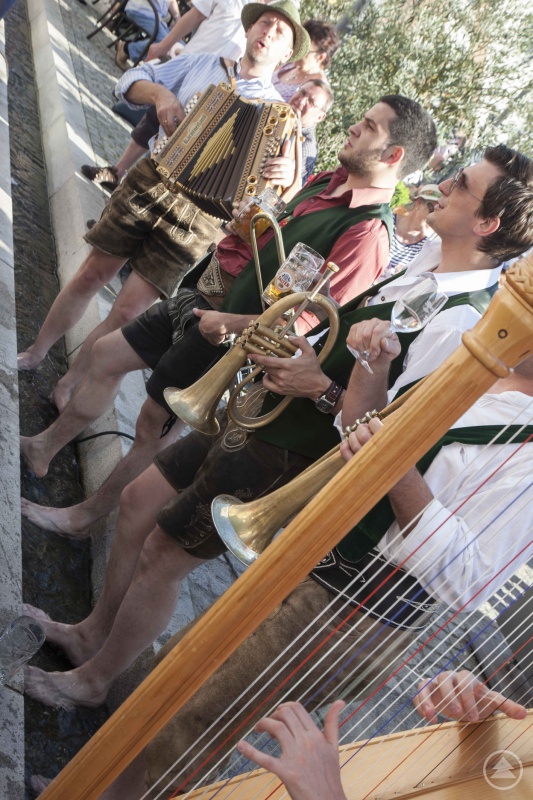 Eine Abkühlung gibt's im Bach.