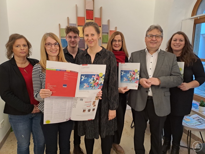 Insgesamt über 180 Fortbildungen hat die Bildungsabteilung des Caritas-Diözesanverbandes für 2024 vorbereitet. Das Team bei der Präsentation v.li.: Denise Oberneder, Karin Schlappinger, Fritz Müller, Theresa Rinner, Michaela Meindl, Diakon Konrad Niederländer, Anna Slavicek.