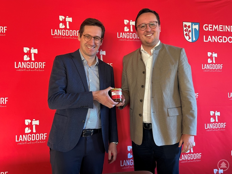 Bürgermeister Michael Englram (rechts) verabschiedete MdL Dr. Stefan Ebner (links) nach dessen Antrittsbesuch in der Gemeinde Langdorf mit einem Glas Bienenhonig aus einer örtlichen Imkerei.