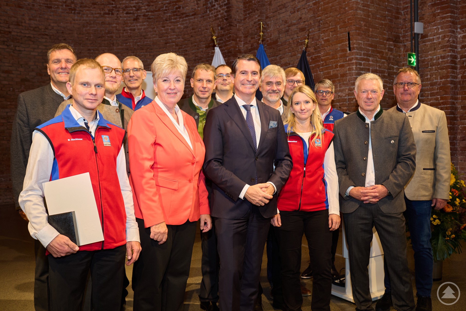 Gruppe Bayerwald von links: Robert Heilig (Regionalleiter BW Bayerwald), Matthias Stockbauer, Michael Pammer (Regionalgeschäftsführer BW Bayerwald), Jan Ulbrich (stellv. Vorsitzender BW Bayern), Angelika Schorer (Präsidentin des BRK), Jürgen Bummer (stellv. Vorsitzender BW Bayern), Thomas Mixa (Bereitschaftsleiter BW Grafenau), Eric Beißwenger ( Europaminister Bayerns), Dr. Matthias Jacob (Landesarzt BW Bayern), Johannes Mühlbauer (Juniorchef der Fa. Mühlbauer, Furth im Wald), Maria Stockbauer, Dominik Schönberger (Bereitschaftsleiter BW Furth im Wald), Thomas Lobensteiner (Vorsitzender BW Bayern), Anton Mühlbauer (Seniorchef der Fa. Mühlbauer)
