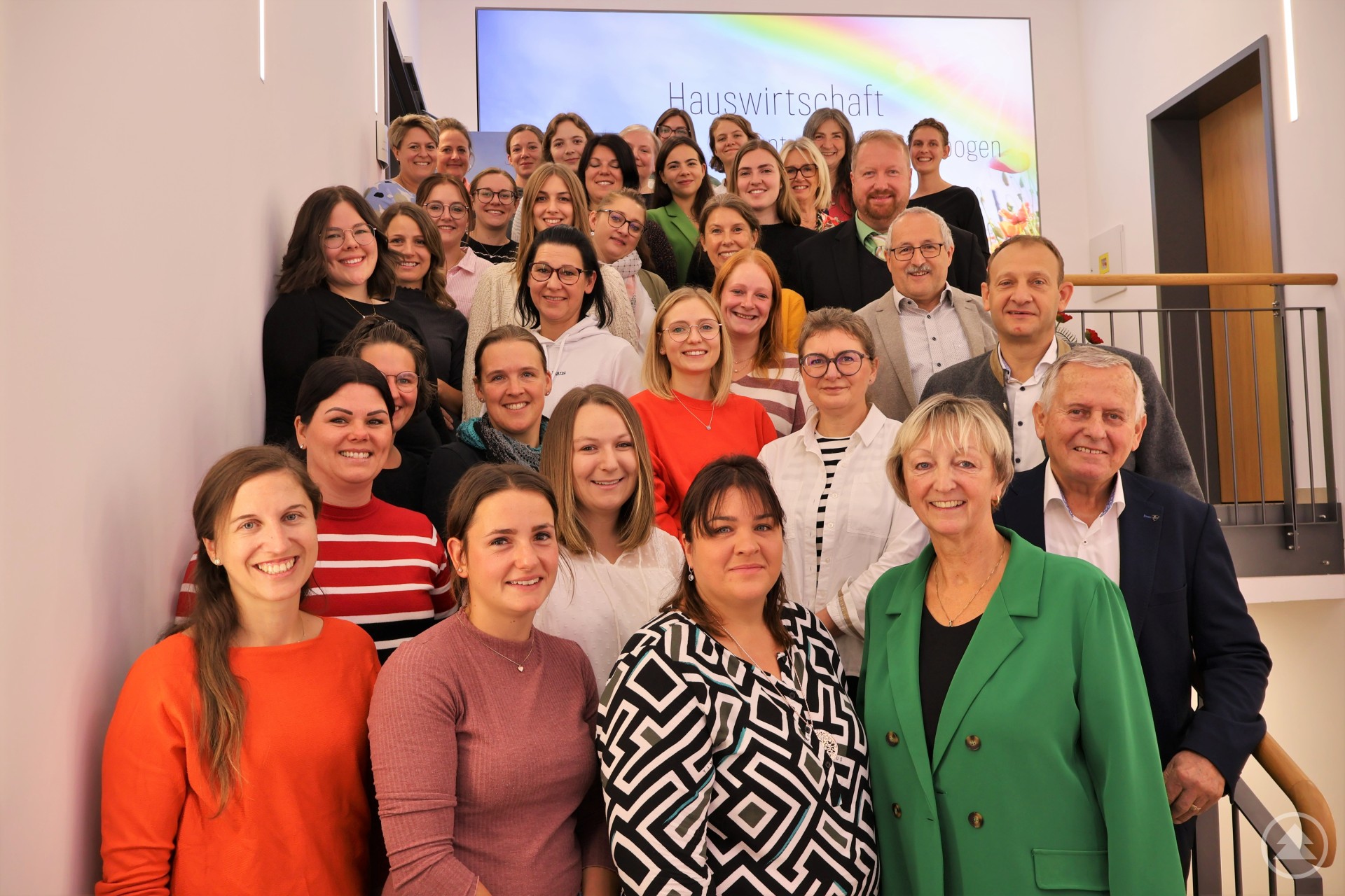 AELF Behördenleiter Helmut Ramesberger (4. Reihe, 1.v.r.), Schulleiter Fabian Werner (3. Reihe, 1.v.r.), stellv. Schulleiterin Sieglinde Preuß (1. Reihe, 1.v.r.) mit Lehrerteam (hinten) sowie Präsident Horst Wipplinger (2. Reihe, 1.v.r.) und Geschäftsführer Josef Ritzer (5. Reihe, 1.v.r.) vom Landwirtschaftlichen Bezirksverein Passau begrüßten die Studierenden an der Landwirtschaftsschule, Abteilung Hauswirtschaft.