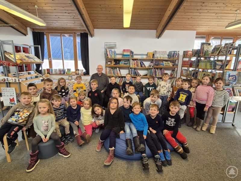 Die Schulanfänger von St. Elisabeth dankten Reinhold Hartl herzlich für die Einführung in viele unendliche Geschichten.