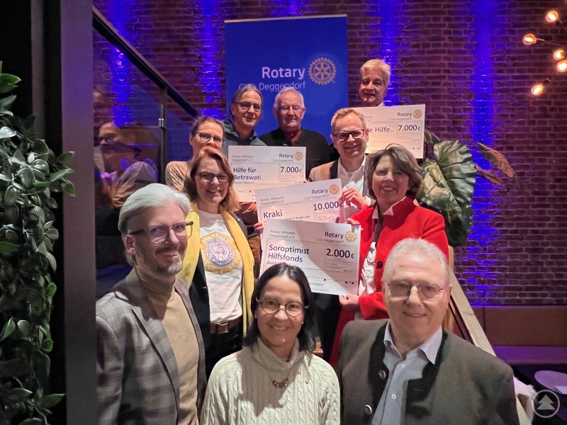 Das Rotary Hilfswerk Deggendorf e.V. hat an die Vertreterinnen und Vertreter der begünstigten Organisationen die Spendenschecks überreicht: untere Reihe v.l.: Thomas Sagerer (Rotary Club), Dr. Akiko Ishida-Gück (Präsidentin Rotary Club Deggendorf 2024/2025), Hermann Peter (Rotary Hilfswerk Deggendorf), 2. Reihe: Nicole von Rössing und Jana Grzemba (beide Soroptimist Club Deggendorf), obere Reihe (v.l.) Heidi Becher und Stefan Heigl von Hilfe für Betrawati / Help the Children e.V., Michael Hacker (Rotary Club), Stefan Swihota (Kraki) und Dr. Detlev Gück (Kleine Hilfe e.V.) Bild.jpg