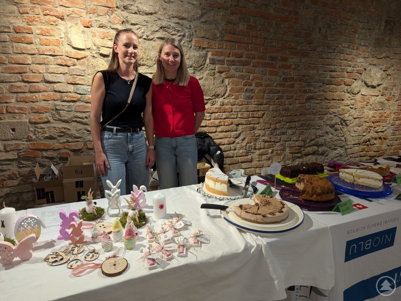 Nicht nur für das leibliche Wohl war beim Deggendorfer Wohlfühltag bestens gesorgt Stand mit Kuchenverkauf und Osterdekoration beim Wohlfühltag in Deggendorf