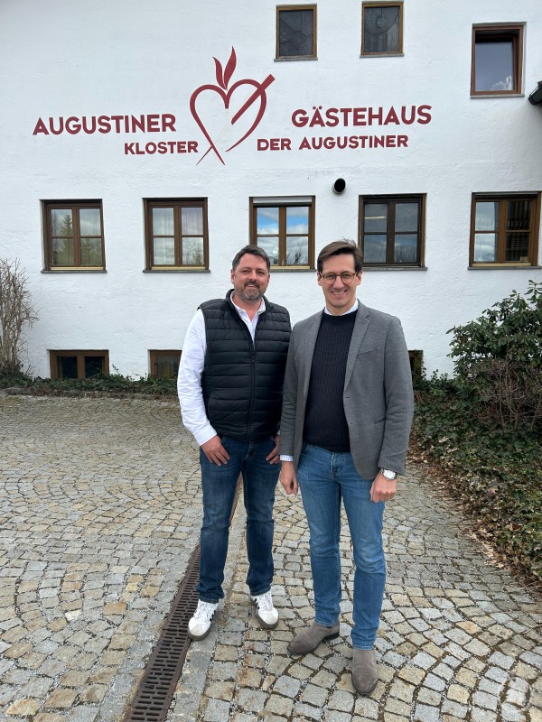 MdL Dr. Stefan Ebner besuchte die neue Demenz-Wohngemeinschaft der Arbeiterwohlfahrt (AWO) in Zwiesel und tauschte sich mit Geschäftsführer Andreas Lettenmaier zu dem innovativen Pflegekonzept und dem sozialen Engagement der AWO aus. MdL Dr. Stefan Ebner und Andreas Lettenmaier stehen vor dem Gebäude der AWO Demenz-Wohngemeinschaft in Zwiesel.