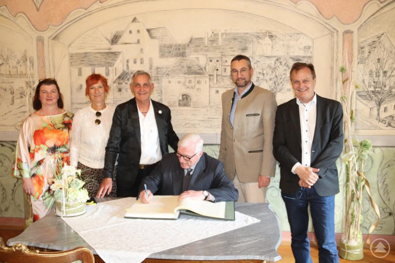 Eintrag in das Goldene Buch der Stadt Schärding (v.l. Kustodin Claudia Reischl, Doris Streicher, Bürgermeister Günter Streicher, Mag. Markus Emanuel Salvator Habsburg Lothringen, Vizebürgermeister Mag. Christoph Danner, Bürgermeister Neuhaus a. Inn Stephan Dorn Mag. Markus Emanuel Salvator Habsburg Lothringen trägt sich in das Goldene Buch der Stadt Schärding ein. Begleitet wird er (v.l.) von Kustodin Claudia Reischl, Doris Streicher, Bürgermeister Günter Streicher, Vizebürgermeister Mag. Christoph Danner und Bürgermeister Stephan Dorn aus Neuhaus am Inn.