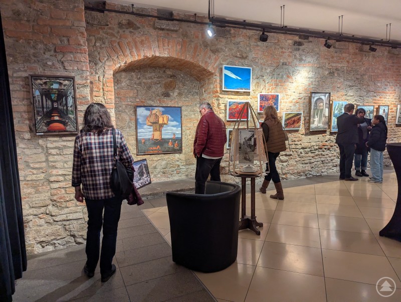 Gäste bei der Ausstellungseröffnung im Kapuzinerstadl