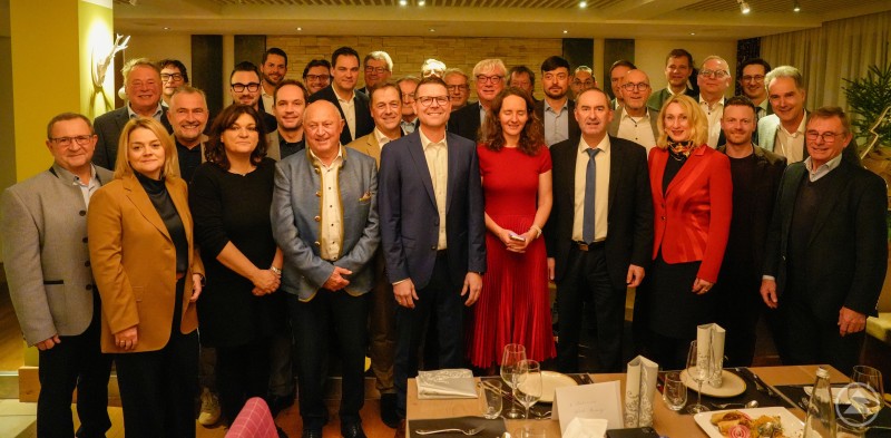 Wirtschaftsminister Aiwanger skizzierte die aktuellen Herausforderungen, denen die Wirtschaft in der Region ausgesetzt ist und mögliche Ansätze zur Bewältigung. Wirtschaftsminister Hubert Aiwanger steht an einem Rednerpult und spricht über die Herausforderungen der niederbayerischen Wirtschaft.