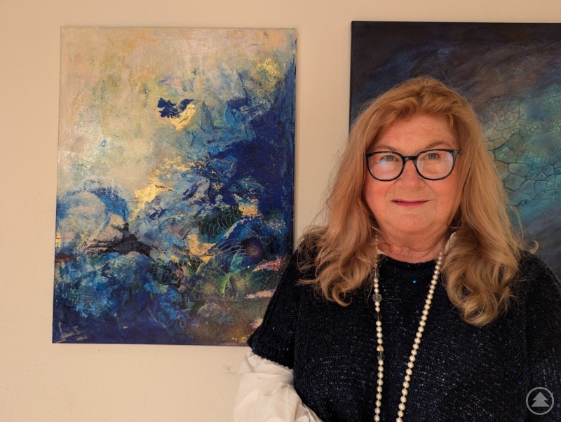 Das Donauweibchen: Künstlerin Regina Schäfer ließ sich von einer Wiener Sage und einem Musikstück von Johann Strauss zu ihrem Gemälde inspirieren. Regina Schäfer vor ihrem Acry-Gemälde