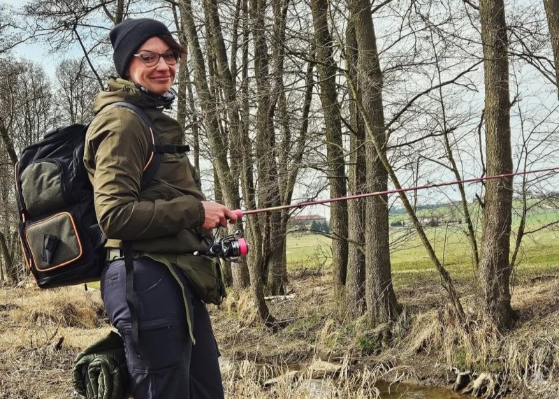 Franziska Schierlinger beim Angeln Franziska Schierlinger mit Angelausrüstung beim Fischen in der Natur.