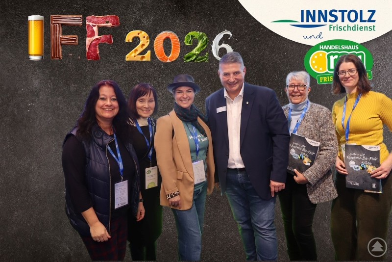 Die Steuerungsgruppe in der Fotobox: v.li: Beate Sagmeister, Daniela Scharf, Franziska Moser, Ludwig Domani, Charlotte Kayser, Ulrike Watzek Mehrere Mitglieder der FairTrade-Steuerungsgruppe Deggendorf stehen gemeinsam vor einer Fotowand der Innstolz Frischedienst Fachmesse 2026 und präsentieren sich mit Messeausweisen und Informationsmaterial.