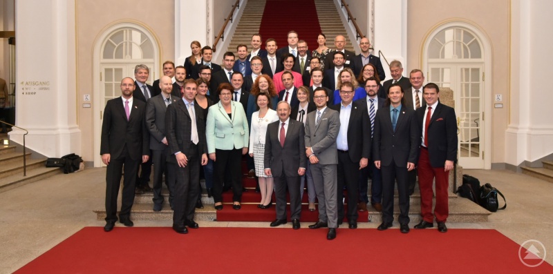 Im Dialog mit der Politik: Die Teilnehmerinnen und Teilnehmer am Know How Transfer 2015 mit der Landtagspräsidentin Barbara Stamm (Bild: Bayerischer Landtag)