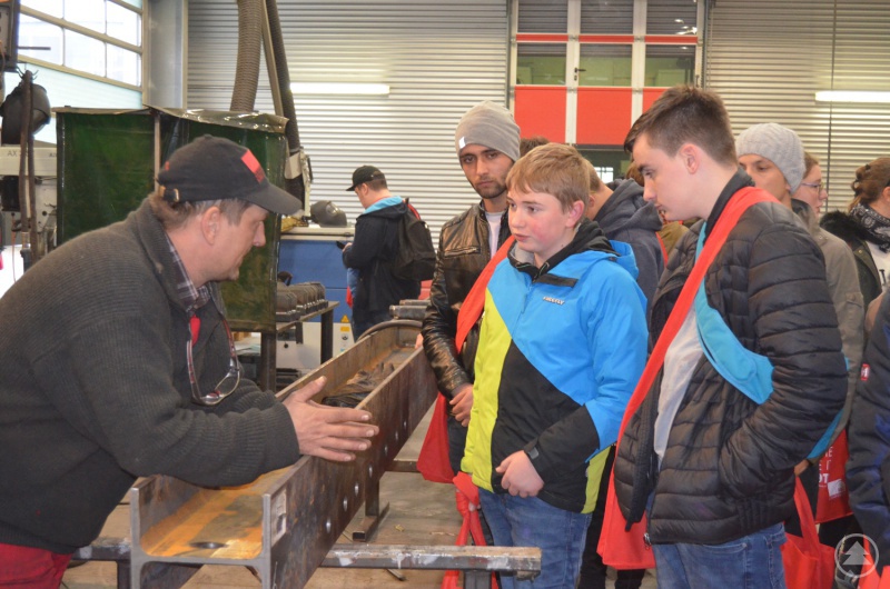 Hochmoderne Glasöfen und Schmelzanlagen für Glas fertigt die IWG Ingenieurbüro Wagenbauer GmbH für Firmen rund um den Globus. Bei der Ausbildungstour lernten die Jugendlichen das Firmengelände kennen.