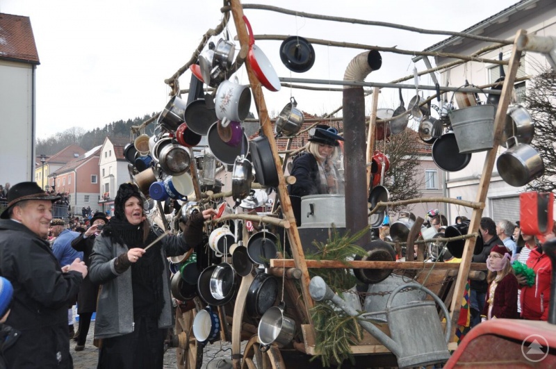 Mit lautem Gescheppere ziehen die Pfannenflicker mit ihrem Wagen ein.