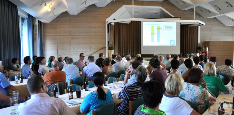 Mehrere Referenten präsentieren den regionalen Unternehmern Vorhaben in der Tourismusentwicklung und Möglichkeiten zu Investitionsförderung und zu digitalem Vertrieb.