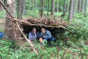 Adoptivfamilien erkundeten das Wildniscamp