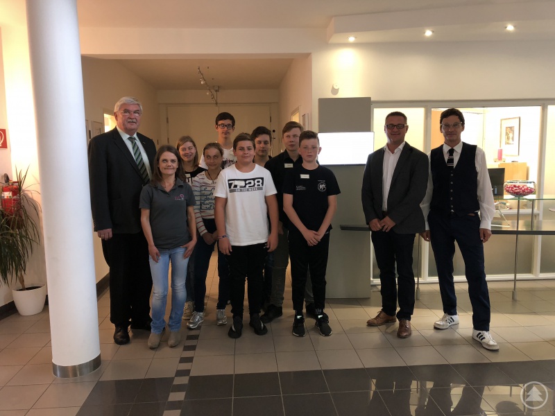 Schulleiter Günther Schwarzbauer (links) von der Realschule Grafenau, SLE Technology- Geschäftsführer Martin Schwarz (2. von rechts), Personalleiterin Tanja Loibl (2. von links), Regionalmanager Stefan Schuster (rechts) und die teilnehmenden Praktikant(inn)en.