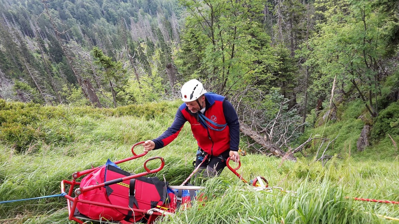 Patientin wir zunächst schräg zum Hang transportiert, um sie anschließend nach oben ziehen zu können